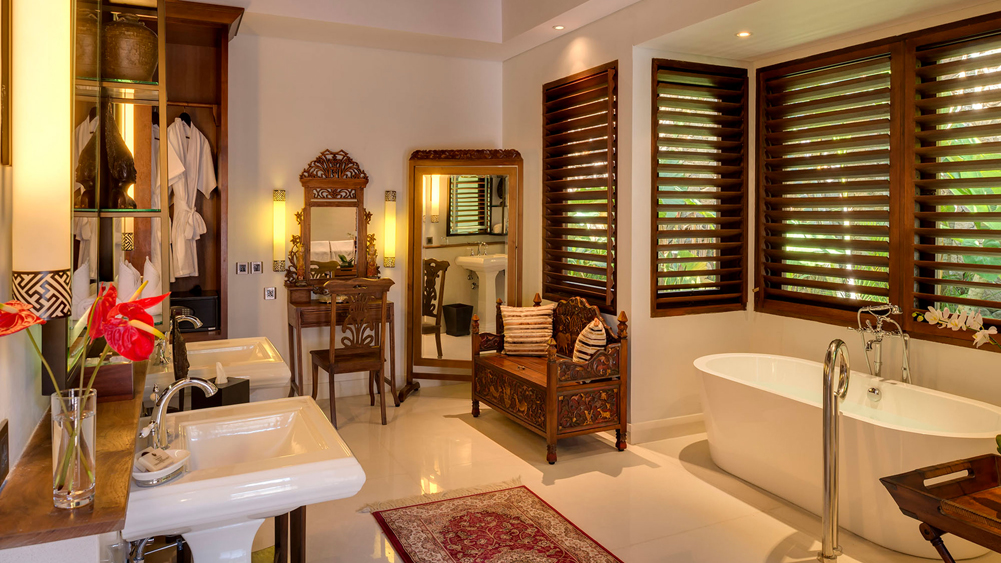 Des Indes II - Luxurious master bedroom ensuite